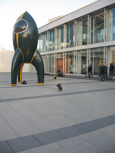 Le symbol du CCC, devant le Palais des Congrès de Berlin. On remarquera l'absence inquiétante de neige. Photo par lovro, CC-by-NC-SA 2.0