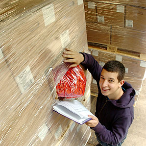 Il va construire une maison en Lego Lego counter Charlie Hyland takes delivery of 3,500,000 bricks at Denbies Wine Estate