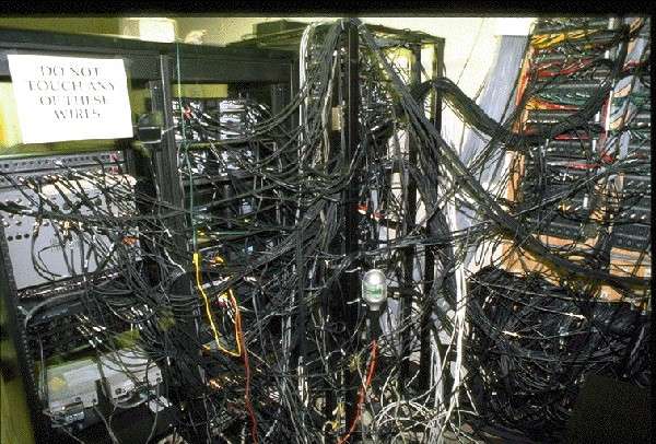 Bonne fête aux Sysadmin ! http://www.korben.info/wp-content/uploads/img60.imageshack.us/images/horror/pDont_Touch.jpg